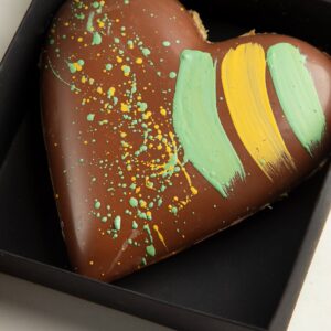 מארז לב עם מילוי שוקולד דובאי עם קדאיף